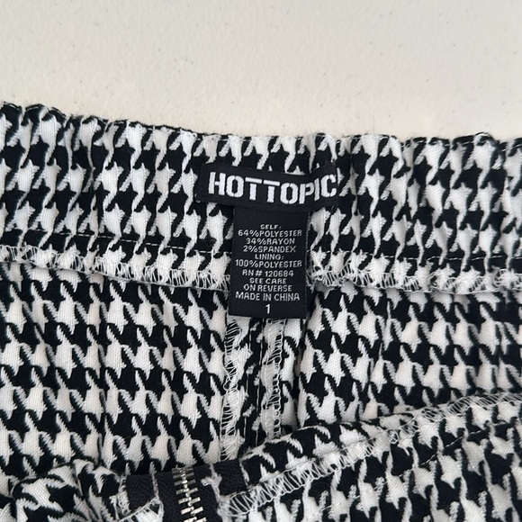 Hot topic - Picture 3 of 3